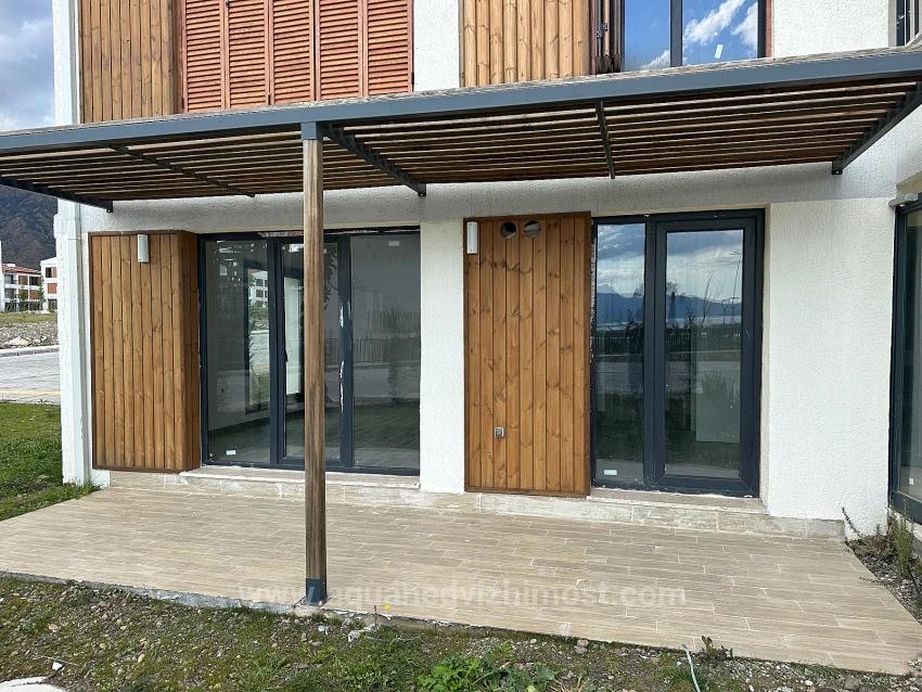 2+1-Zimmer-Wohnung In Köyceğiz Zu Vermieten, Erdgeschoss, Alle Zimmer Klimatisiert, In Einer Wohnanlage Mit Zugangskontrolle.