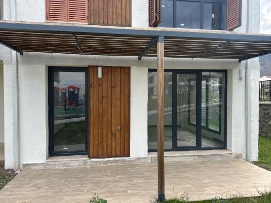 3+1-Zimmer-Wohnung In Köyceğiz Zu Vermieten, Erdgeschoss, Alle Zimmer Klimatisiert, In Einer Wohnanlage Mit Zugangskontrolle.