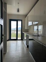 2+1-Zimmer-Wohnung In Köyceğiz Zu Vermieten, Erdgeschoss, Alle Zimmer Klimatisiert, In Einer Wohnanlage Mit Zugangskontrolle.