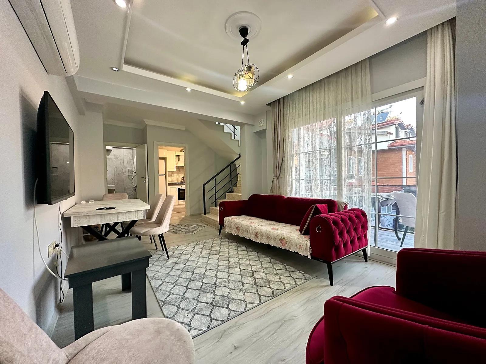 в центре Köyceğiz, двухуровневый дуплекс 3+1 с кондиционером и меблированный