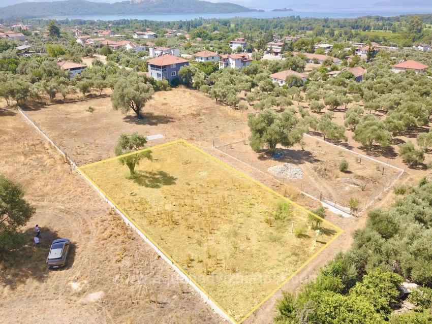 Zeytinalanında Göl Manzaralı 930M2 Hisseli Satılık Arazi