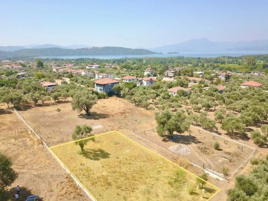 Zeytinalanında Göl Manzaralı 930M2 Hisseli Satılık Arazi